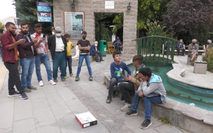 Vanlı 3 genç darbuka çalarak okul harçlıklarını çıkarıyorlar