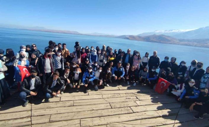 Vanlı öğrenciler Akdamar Adası’nı gezdi