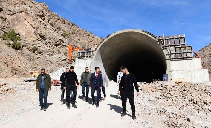 Başkan Şeylan, ‘çığ tüneli’ inşaatında incelemelerde bulundu