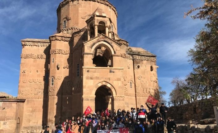 Edremitli öğrenciler Akdamar Adası’nı gezdiler