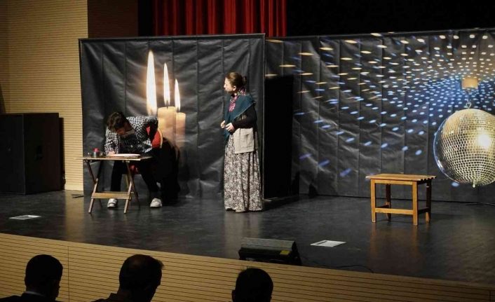 Erciş’te “Pembe Aslında Siyahtır” oyunu sahnelendi