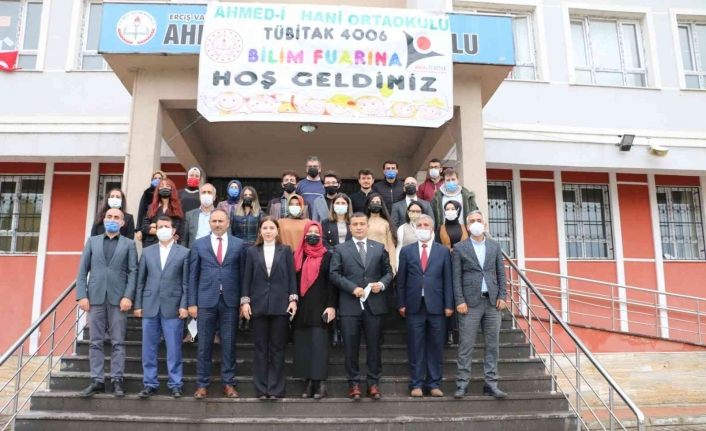 Erciş’te ’TÜBİTAK 4006 Bilim Fuarı’ açıldı