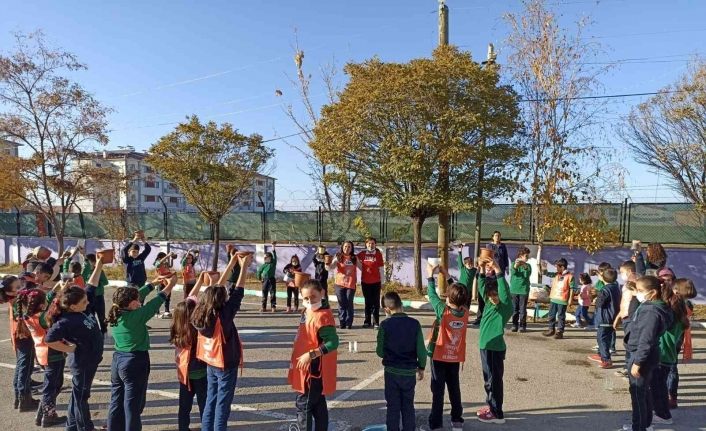 Minik ellerle doğaya dokundular