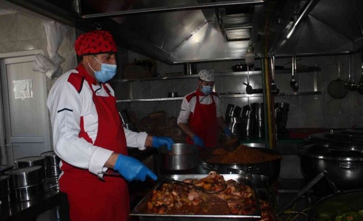 Muradiye’de ihtiyaç sahibi ailelere sıcak yemek