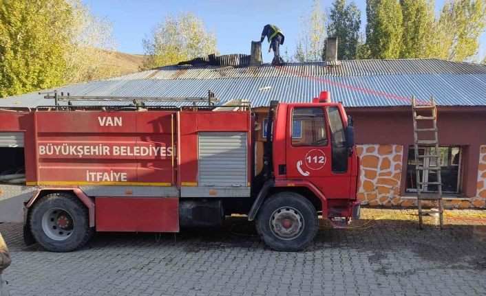 Okul çatısında yangın