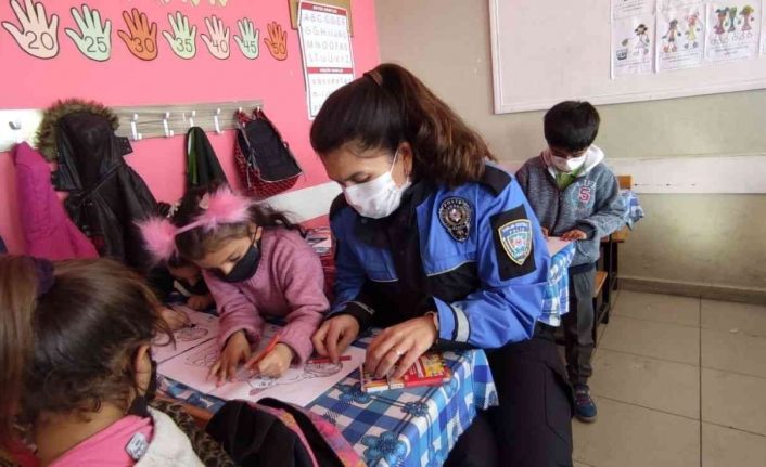 Polis çocuklarla boyama yaptı