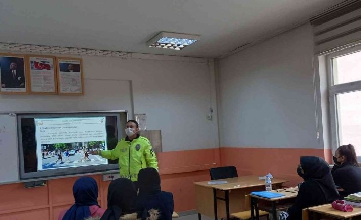 Polisten lise öğrencilerine trafik eğitimi