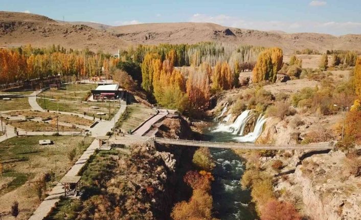 Turistler Muradiye Şelalesi’ne hayran kaldı
