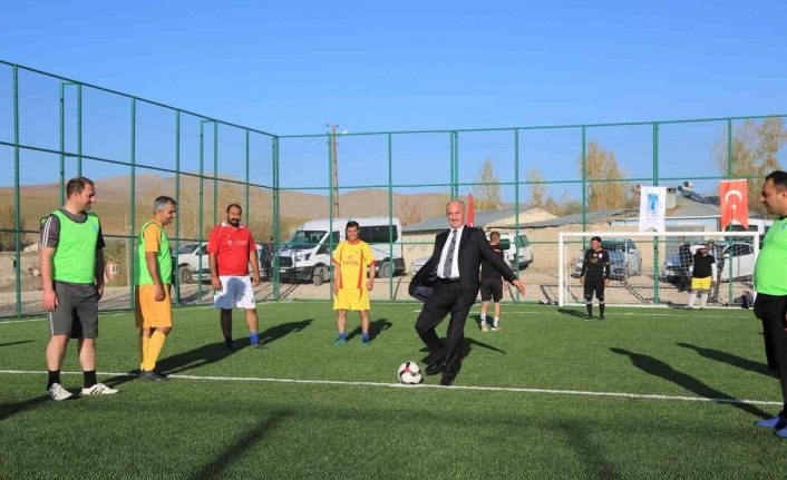 Tuşba Belediyesi semt sahalarının açılışını yapıyor