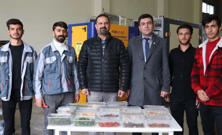 Van balığı elektromanyetik dalgalarla çalışan makinelerde kurutuluyor