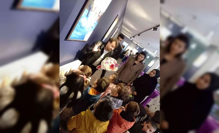 Van Güzel Sanatlar Lisesi Resim Öğretmeni Murat Özaraz ve Felsefe Öğretmeni Özge Odabaşı Koç’un koordinatörlüğünde “İklim Değişikliği-Arktik Antarktika” isimli resim sergisi açıldı.