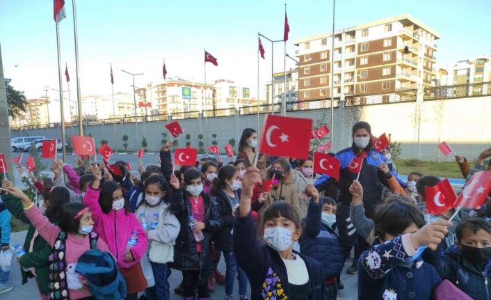 Van polisi öğrencileri sinemayla tanıştırdı