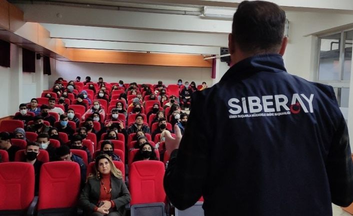 Van polisinden “Güvenli ve Bilinçli İnternet Kullanımı, Siber Zorbalık ve Teknoloji Bağımlılığı” eğitimi
