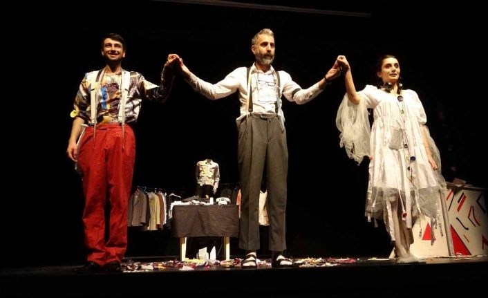 Van’da ‘Birkaç Dakika Önce Saat 4’ tiyatro oyunu beğeni aldı