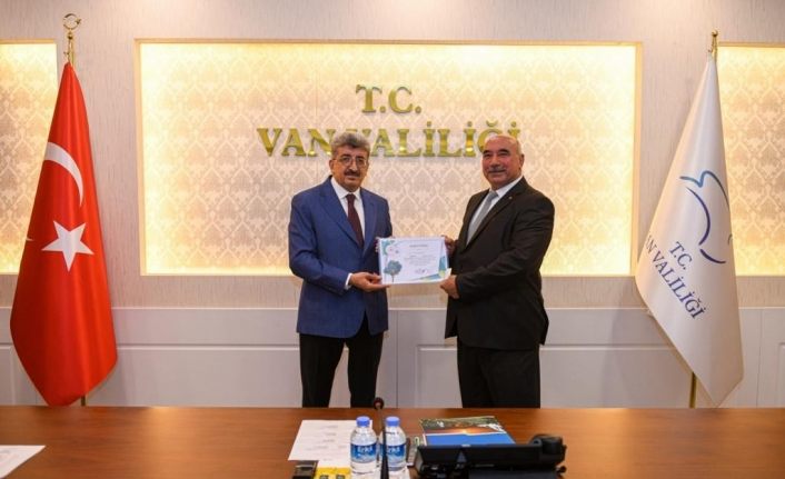 Vanlı muhtarlara fidan dikim sertifikası verildi