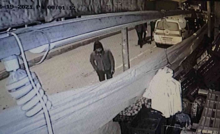 2,5 metrekarelik dükkana giren hırsız bin TL çaldı