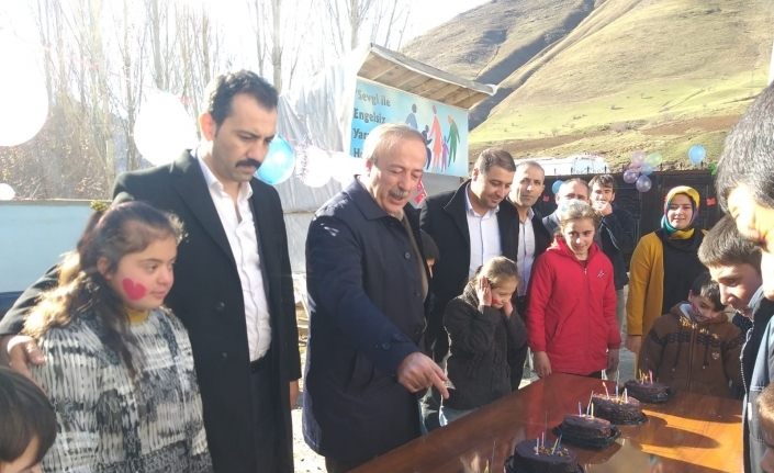 Bahçesaray Kaymakamı Kundakçı özel çocuklarla bir araya geldi