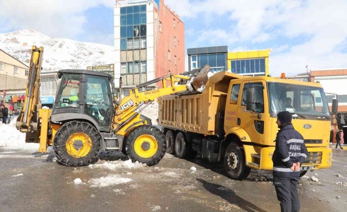 Başkale’de kamyonlarla kar taşınıyor