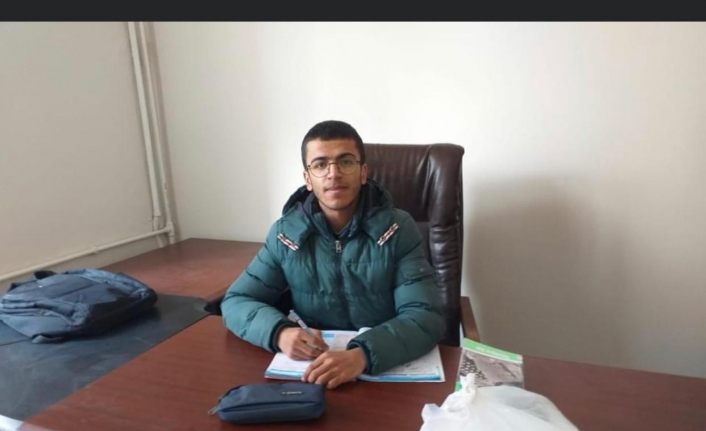Başkan Sezer, belediyenin odasını başarılı öğrenciye tahsis etti