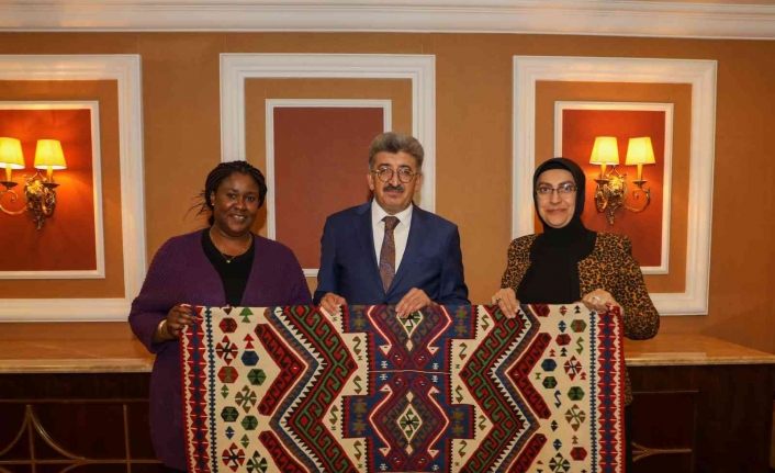 Gana Büyükelçisi Van Büyükşehir Belediyesinin kursiyerleriyle bir araya geldi