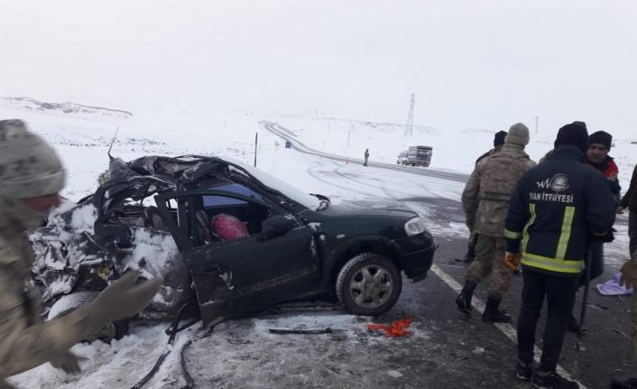 Minibüsle otomobil çarpıştı: 1 ölü, 3 yaralı