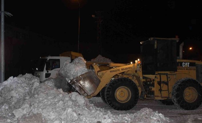 Muradiye’de kar temizleme çalışmaları