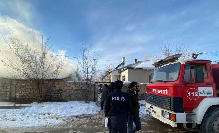 Muradiye’de odunluk yangını