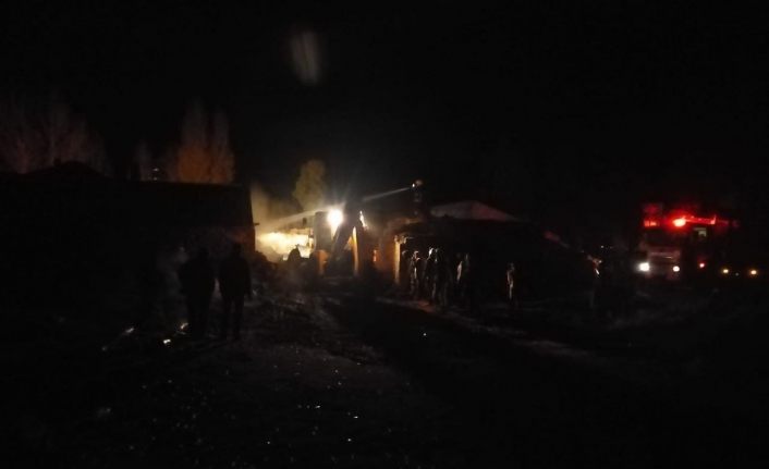 Odunlukta çıkan yangın maddi hasara neden oldu
