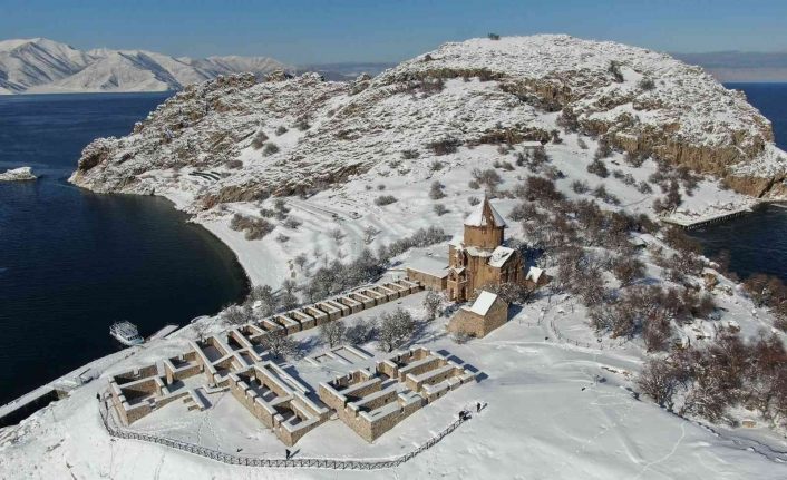 (Özel Haber) Akdamar Adası, beyaz gelinliğini giydi