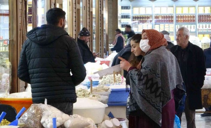 Tarihi Peynirciler Çarşısı esnafı kovboy kapı istiyor