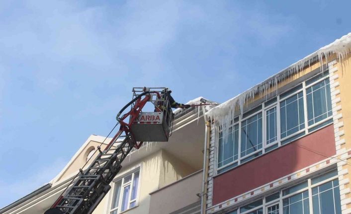 Tehlike saçan buz kütleleri temizlendi