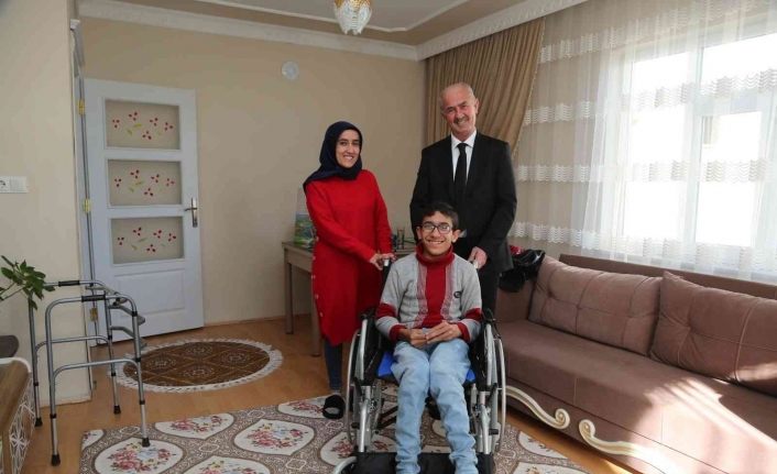 Tuşba Belediye Başkanı Akman’dan özel gereksinimli bireylere ziyaret