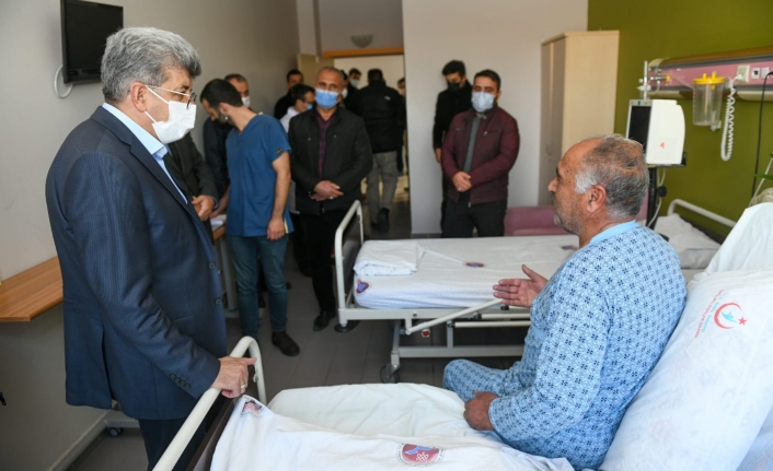 Vali Bilmez’den trafik kazası geçiren muhtar Şenkal’ı ziyaret etti