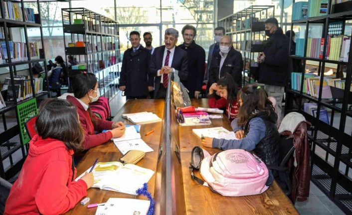 Van Büyükşehir Belediyesinin kütüphanesi hizmete açıldı