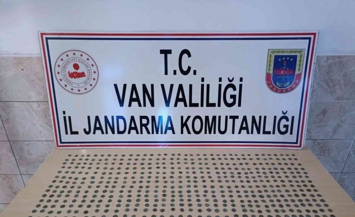 Van’da 518 adet tarihi sikke ele geçirildi