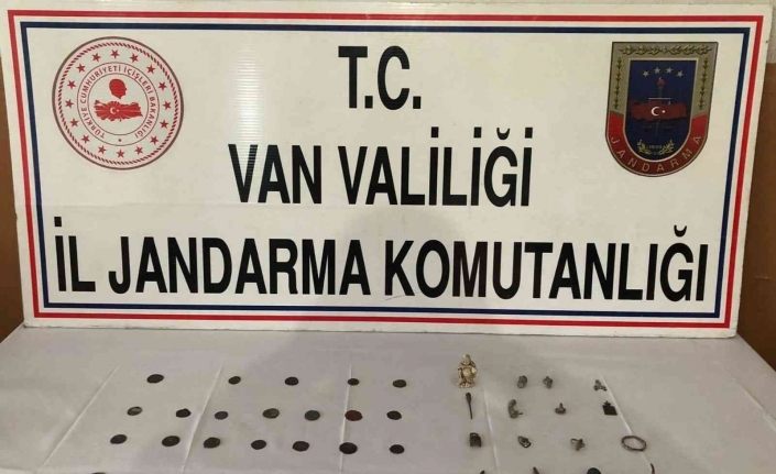 Van’da 53 adet tarihi sikke ve obje ele geçirildi