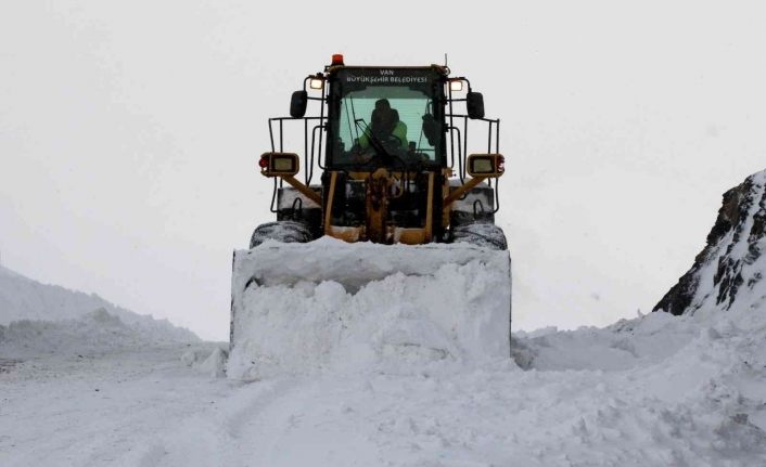 Van’da 611 yerleşim yerinin yolu ulaşıma kapandı