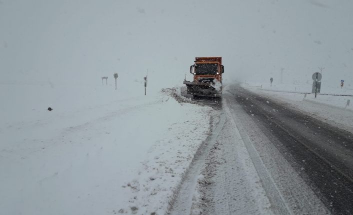 Van’da 82 yerleşim yerinin yolu ulaşıma kapandı