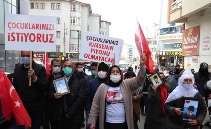 Van’da annelerin evlat nöbeti devam ediyor