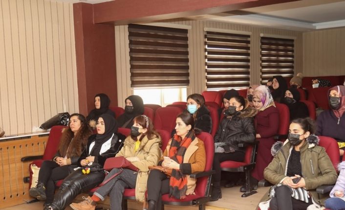 Başkale’de kadınlara ‘En İyi Narkotik Polisi Anne’ semineri