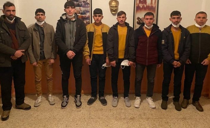 Başkale’de sahte pasaportlu 8 Afgan yakalandı