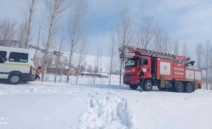 Buzlanma nedeniyle yoldan çıkan minibüs kurtarıldı