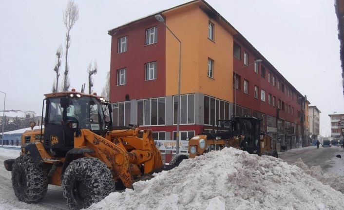 Çaldıran’da karla mücadele çalışmaları devam ediyor