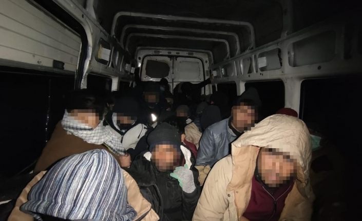 Çamaşır makinesinin arkasına saklanan göçmen böyle yakalandı