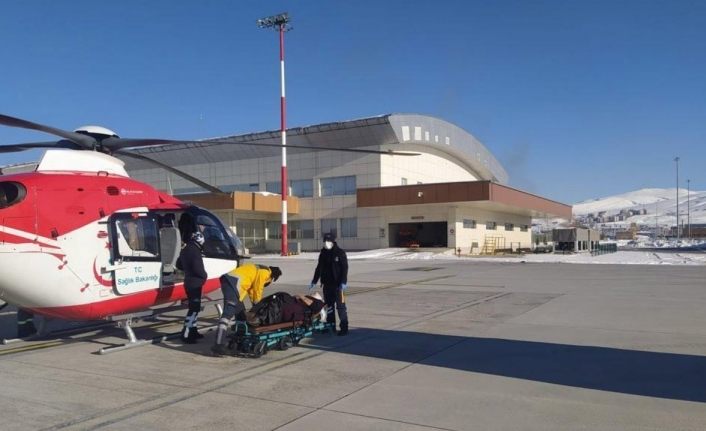 Çatak'ta düşük tehlikesi olan kadın ambulans helikopterle sevk edildi