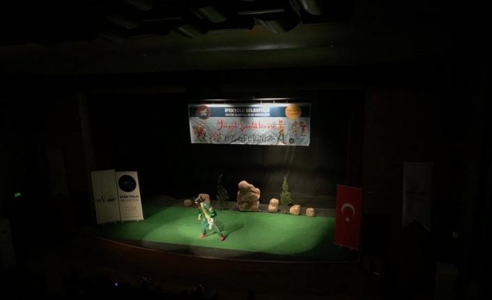 Çocuklar tiyatro oyunuyla doyasıya eğlendi