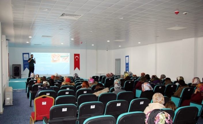 Edremit Belediyesinden kursiyerlere ağız ve diş sağlığı eğitimi