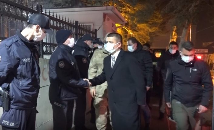 Erciş Kaymakamı Mehmetbeyoğlu, kontrol noktasındaki güvenlik güçlerinin yeni yılını kutladı
