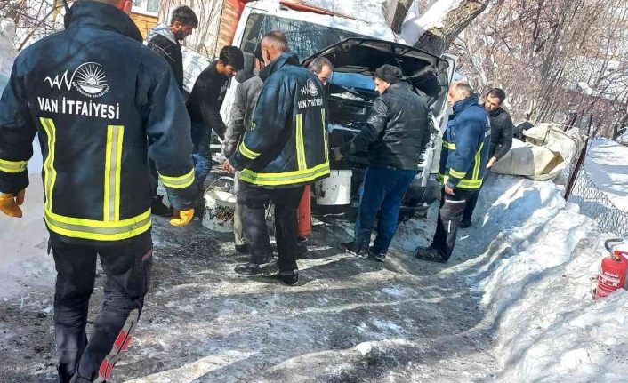 Gevaş’ta araç yangını maddi hasara yol açtı