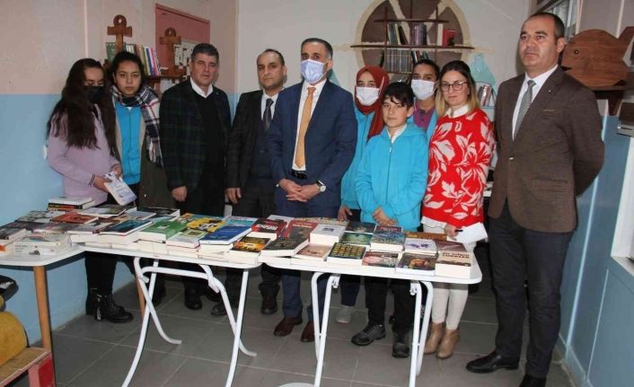 ‘Gezici kütüphane’ çocukları kitapla buluşturuyor